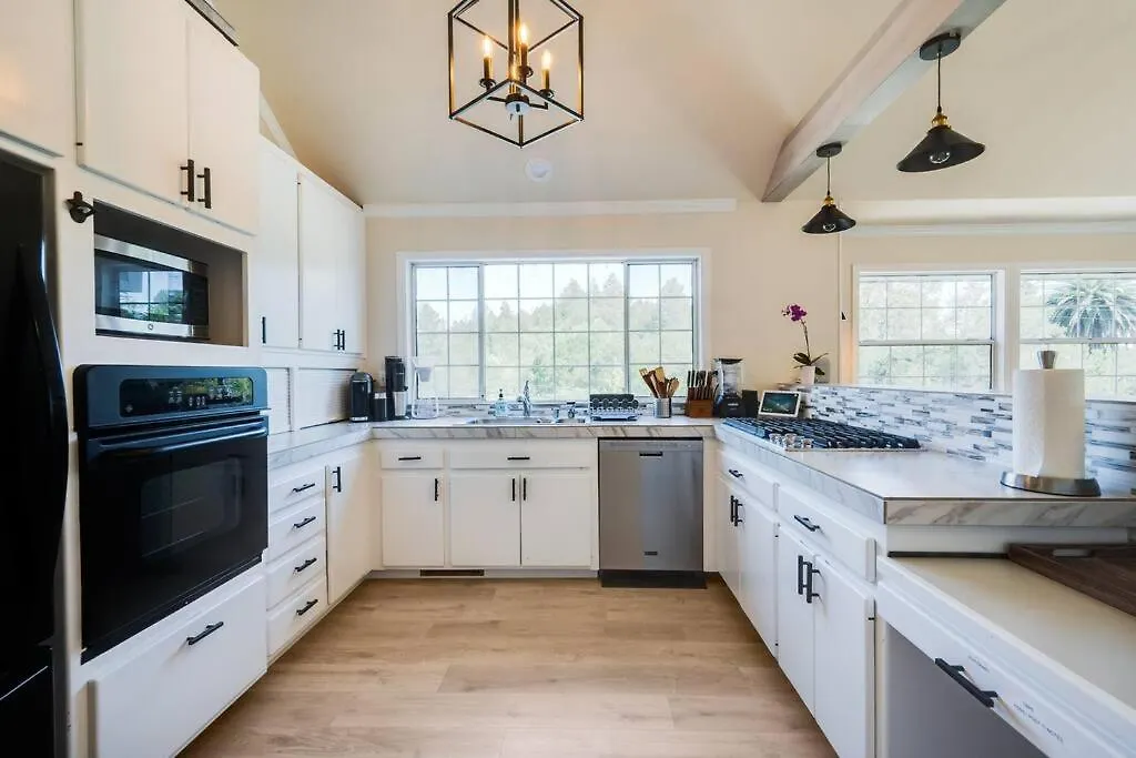 Vineyard Views, Stunning House & Deck-1