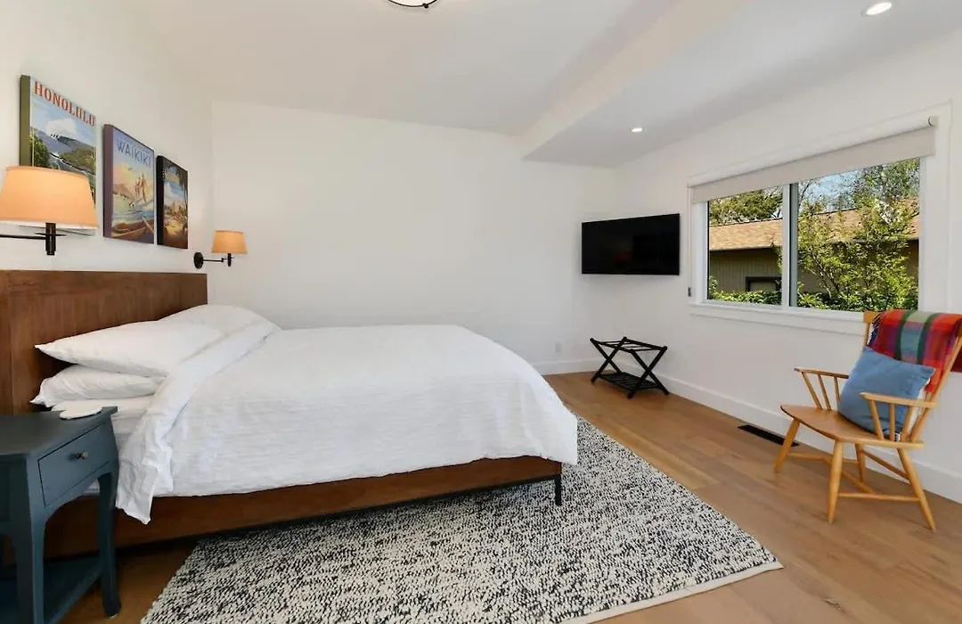 Completely Remodeled Farmhouse With Stunning Views Of Dry Creek Valley-1