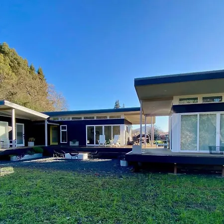 Modern, Secluded Retreat - Walk To The Plaza!-3