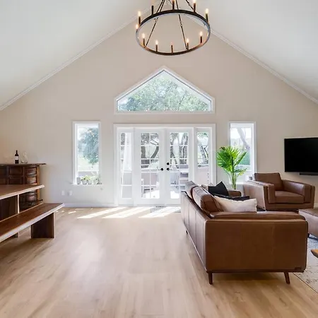 Vineyard Views, Stunning House & Deck-2