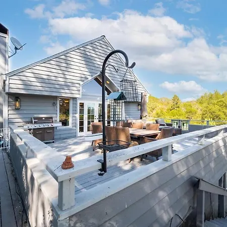 Vineyard Views, Stunning House & Deck-3