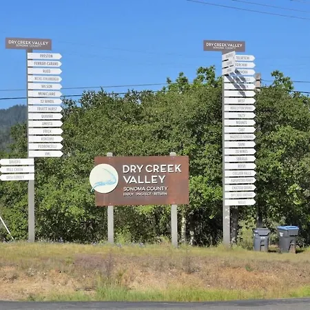 Completely Remodeled Farmhouse With Stunning Views Of Dry Creek Valley-2